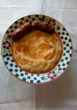 O poză a rețetei "Pireu de cartofi ardelenești cu mici".