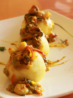 Una foto de Mini causa con picante de mejillones