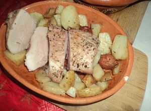 Una foto de Cerdo a las especias orientales, manteca aromatizada con chiles y  papas rústicas, las Correa