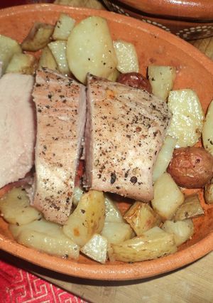 Una foto de Cerdo a las especias orientales, manteca aromatizada con chiles y  papas rústicas, las Correa