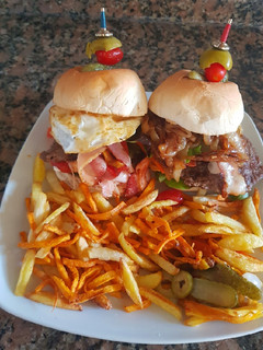 Una foto de Chivito, "a la uruguaya", al pan