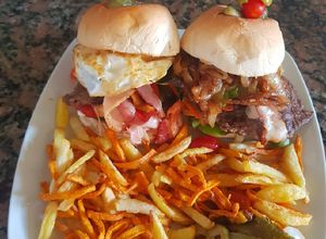 Una foto de Chivito, "a la uruguaya", al pan