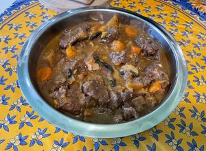 Une photo de Bœuf bourguignon revisité à la patate douce, carottes, navets et champignons