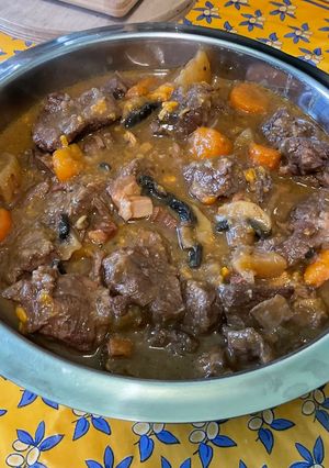 Une photo de Bœuf bourguignon revisité à la patate douce, carottes, navets et champignons