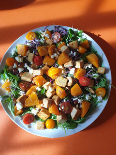 Una foto de Ensalada templada y otoñal de tofu