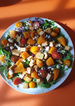 Una foto de Ensalada templada y otoñal de tofu