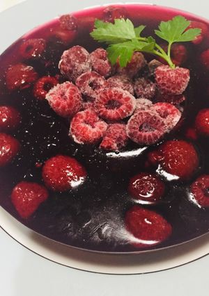 Una foto de Gelatina de Frambuesas con Gelatina de limón 🍋