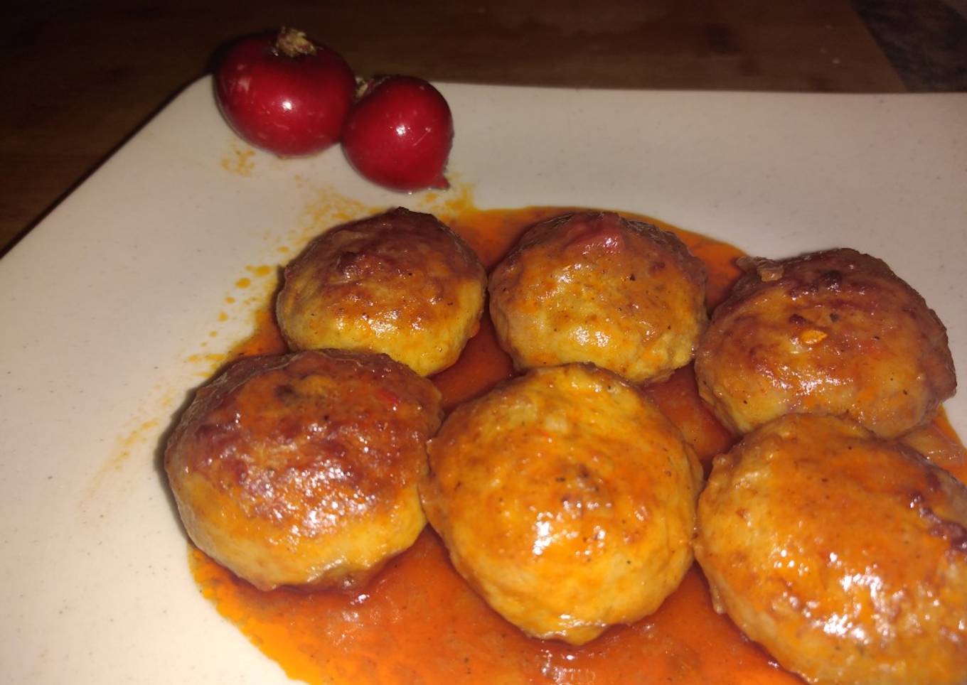 Albóndigas en salsa de tomate con rabanitos