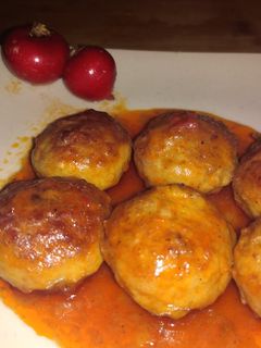 Una foto de Albóndigas en salsa de tomate con rabanitos
