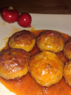 Una foto de Albóndigas en salsa de tomate con rabanitos