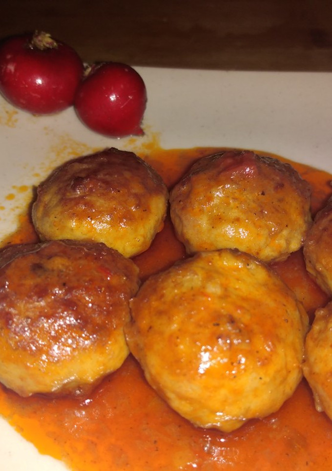 Una foto de Albóndigas en salsa de tomate con rabanitos