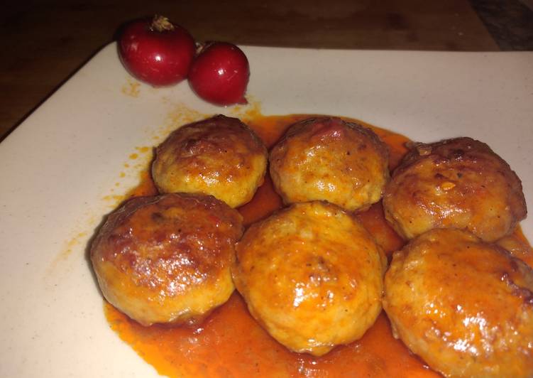 Albóndigas en salsa de tomate con rabanitos