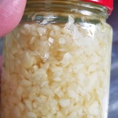 A picture of Preserving fresh minced garlic.