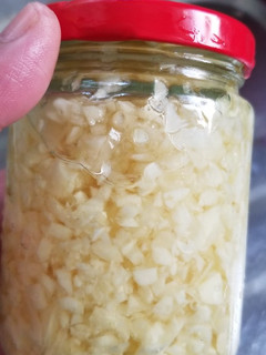 A picture of Preserving fresh minced garlic.
