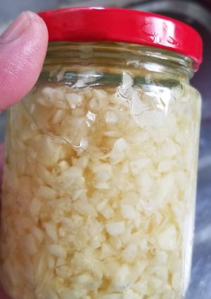 A picture of Preserving fresh minced garlic.