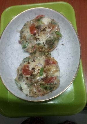 A picture of Spinach bread pizza.