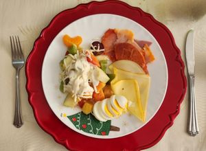 Una foto de Almuerzo con proteínas y frutas