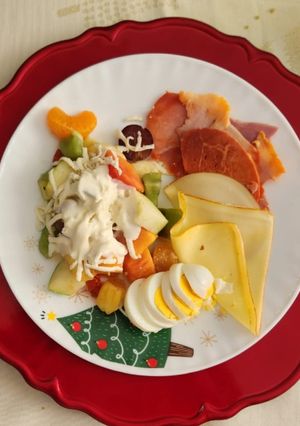 Una foto de Almuerzo con proteínas y frutas