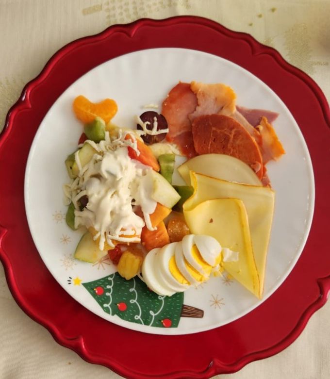 Una foto de Almuerzo con proteínas y frutas