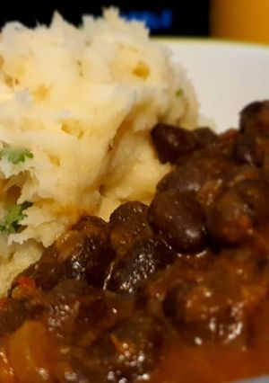 A picture of Garlic Mashed Cassava with coconut turtle beans(Njahi).
