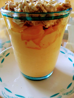 Una foto de Postre de Mango y Granola