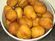 Une photo de beignets au fruits