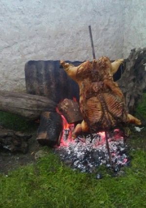 Una foto de Lechón a la estaca