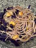 Espaguetis con gulas y lombarda