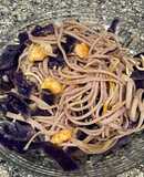 Espaguetis con gulas y lombarda