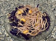 Una foto de pasta con col morada