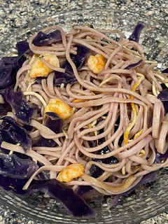 Una foto de Espaguetis con gulas y lombarda
