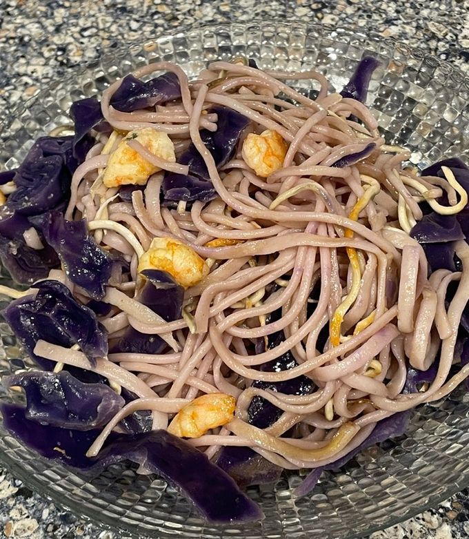 Foto principal de Espaguetis con gulas y lombarda
