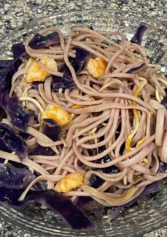 Una foto de Espaguetis con gulas y lombarda