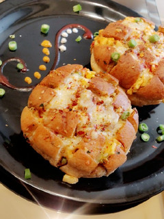 A picture of Schezwan cheese pull apart.
