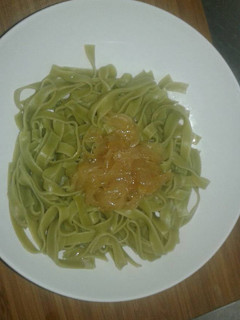 Una foto de Fetuchini con cebolla caramelizada