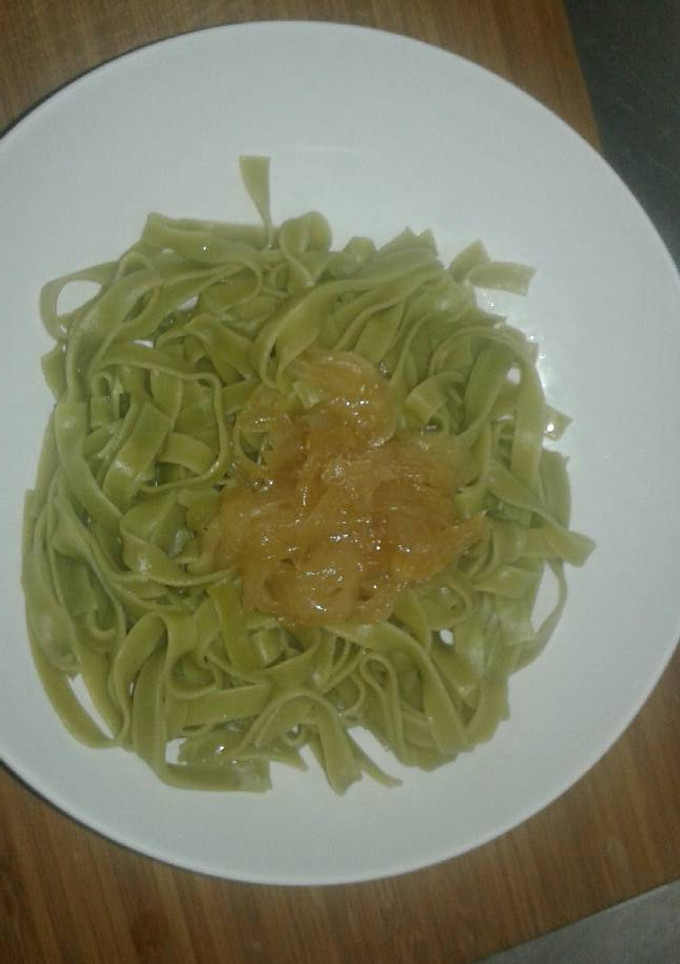 Una foto de Fetuchini con cebolla caramelizada
