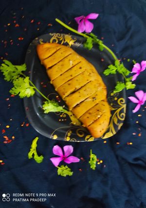चिजी गार्लिक ब्रेड (chilli garlic bread recipe in Hindi) रेसिपी मुख्य फोटो