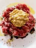 Tartare di manzo con tuorlo alla senape