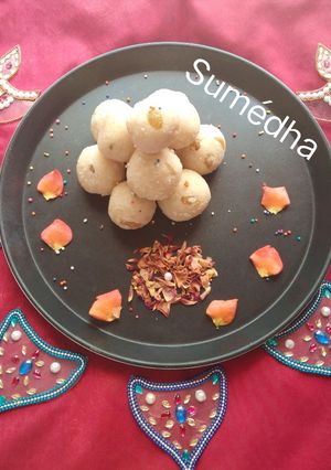नारळाचे इन्स्टंट लाडू (naralache instant laddu recipe in marathi) रेसिपी चे मुख्य फोटो 