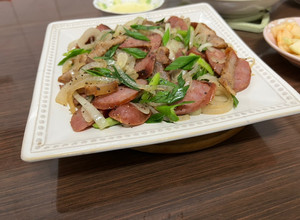 鹹豬肉/香腸/蒜苗 的食譜成品照片