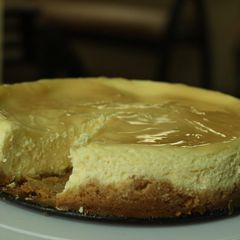 A picture of Lemon Cheesecake in a pressure cooker.