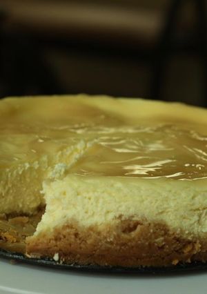 A picture of Lemon Cheesecake in a pressure cooker.