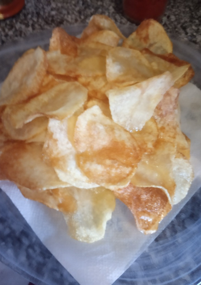 Una foto de Patatas fritas cortadas con mandolina