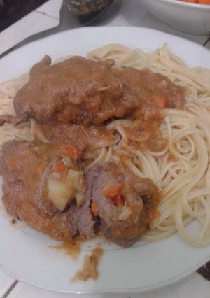 Una foto de Arrolladitos de carne y verdura con tallarines