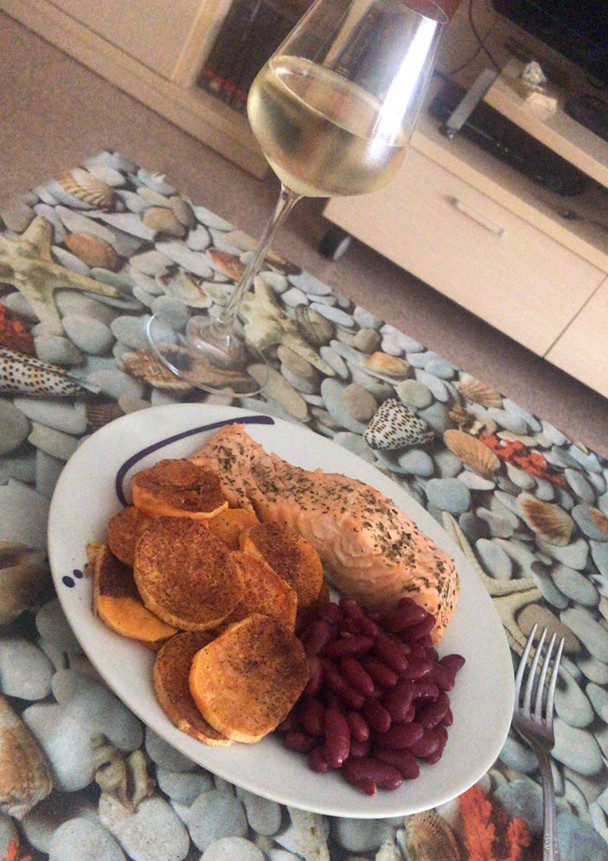 Una foto de Salmón al limón al vapor con alubias y boniato