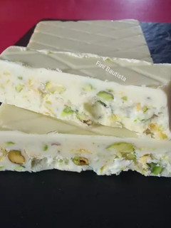 Una foto de Turrón de chocolate blanco pistachos y copos de maíz(navidad)