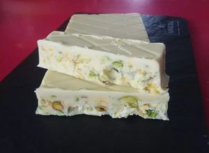 Foto principal de Turrón de chocolate blanco pistachos y copos de maíz(navidad)