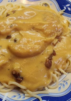 Csirkemelles vadas spagettivel és szalonna kockákkal recept fotója