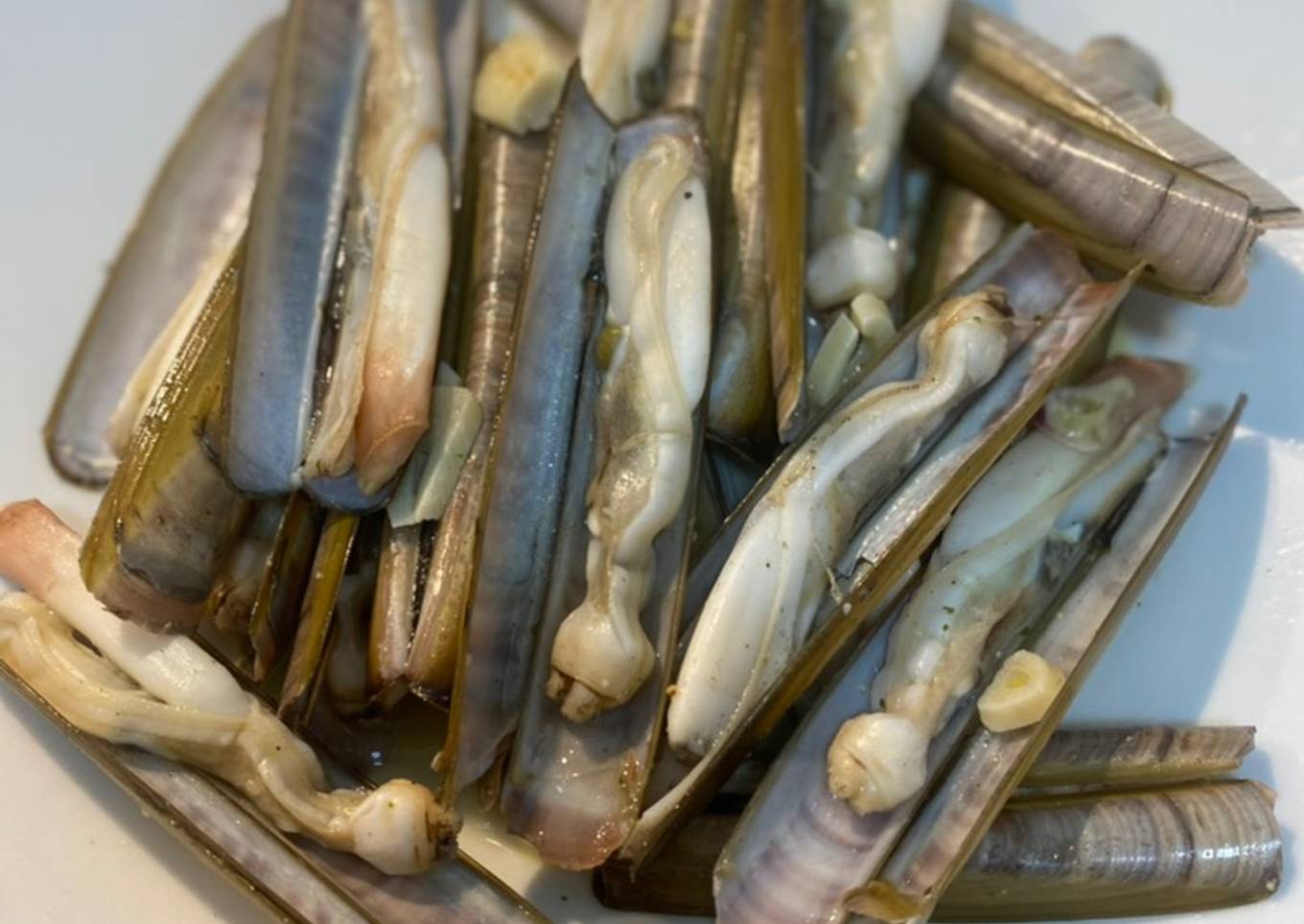 Navajas al ajillo con vino blanco