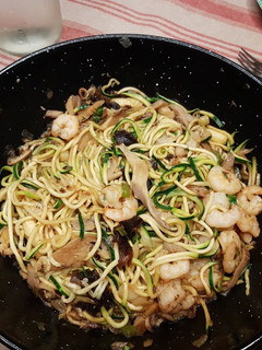 Una foto de Tallarines de calabacín con gambas